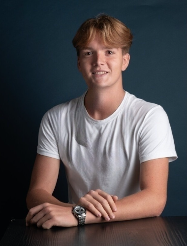 Photo de profil d'Evan De Almeida, souriant et confiant